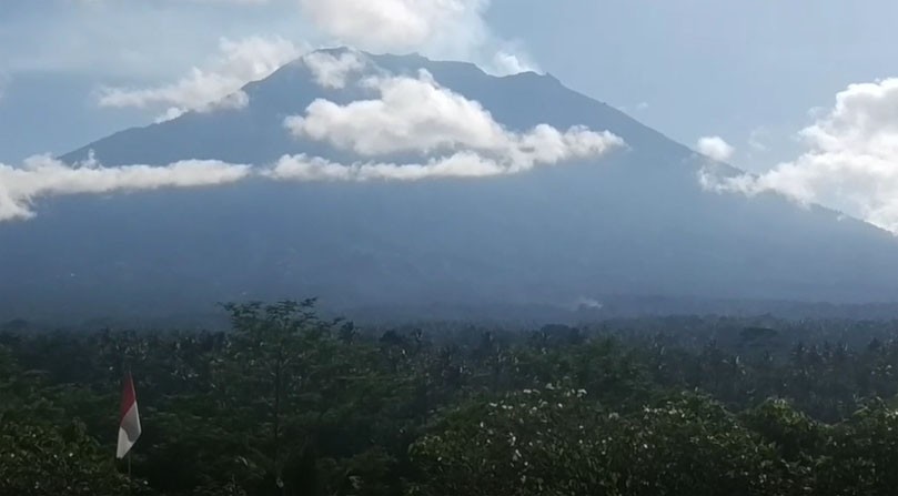 Gunung Agung Kembali Erupsi, Lontarkan Abu Setinggi 2 Km Disertai Dentuman Keras