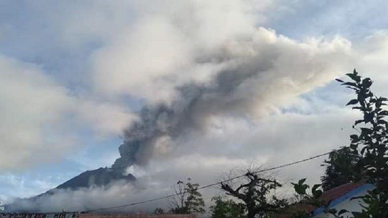 Erupsi, Gunung Sinabung Luncurkan Awan Panas 2.000 Meter