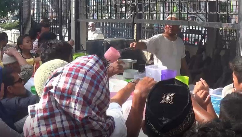 Berburu Bubur Sop di Masjid Raya Al Mashun Medan yang Hanya Ada Saat Ramadan