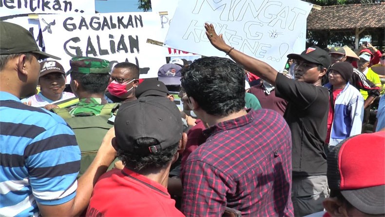 Unjuk Rasa Tolak Galian C di Kendal Ricuh, Warga dan Petugas Saling Dorong