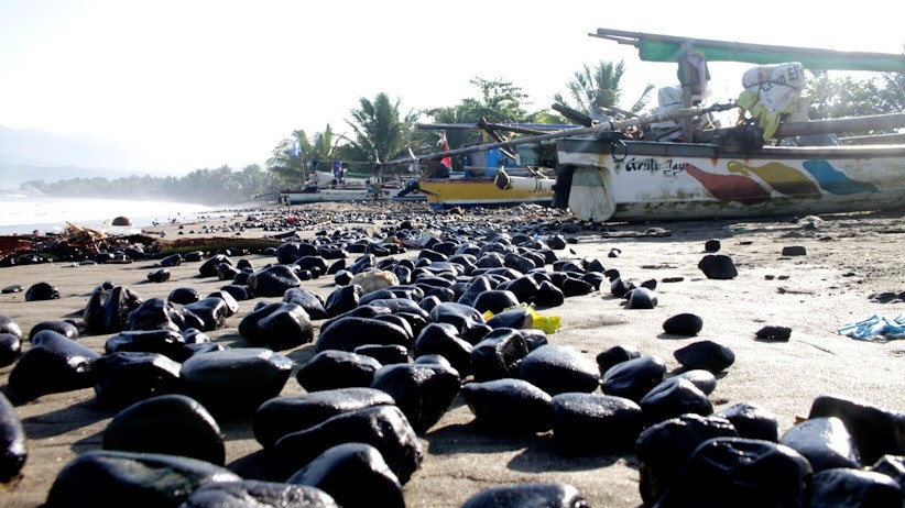 Pantai Cipatuguran Sukabumi Dipenuhi Tumpahan Batu Bara