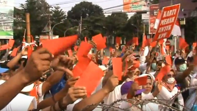 Demo KPU di Semarang, Massa Gerakan Rakyat Kawal Suara Bersitegang dengan Polisi