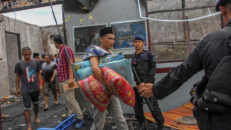 title TNI-Polri Bersenjata Lengkap Kawal Ketat Pemindahan Napi Rutan Siak ke Pekanbaru TNI-Polri Bersenjata Lengkap Kawal Ketat Pemindahan Napi Rutan Siak ke Pekanbaru