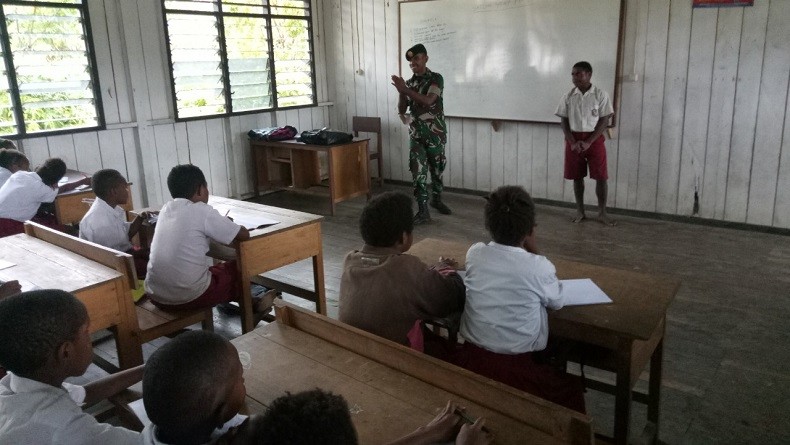 Tenaga Pengajar Sedikit, Yonif 755/Kostrad Bantu Mengajar di Pedalaman Papua