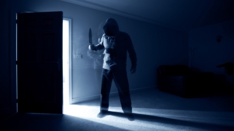 Terobos Penjagaan, Pemuda dengan Gangguan Jiwa Teror Mapolres Jember dengan Parang