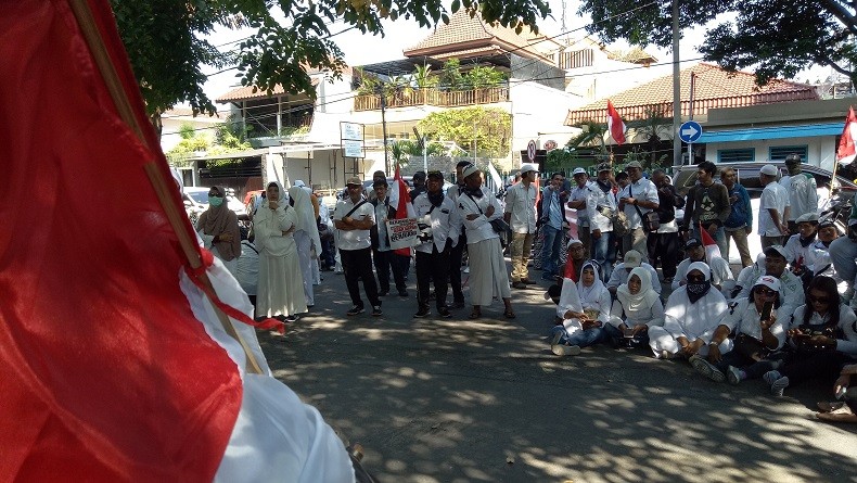 Tuding Pemilu Curang, Puluhan Pendukung Prabowo-Sandi Demo Di Bawaslu Jatim