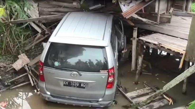 Gagal Menyalip, Minibus Tabrak Motor dan Rumah di Pangkalan Bun