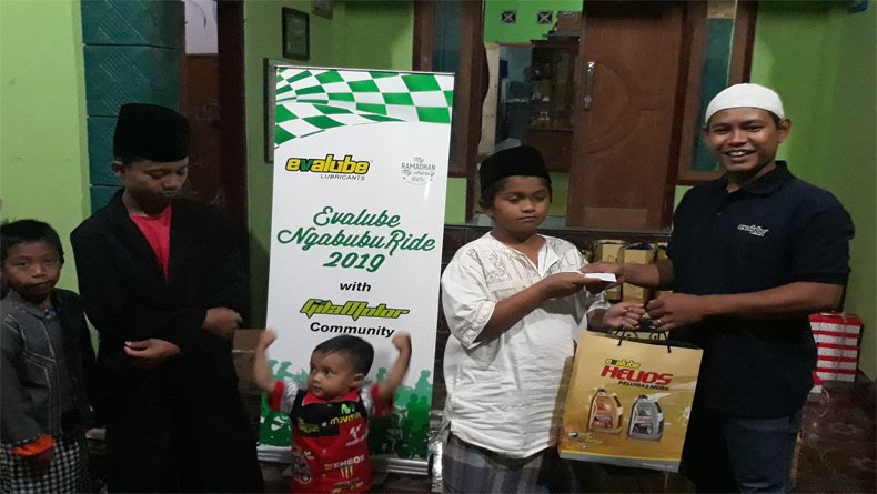 Gelar Ngabuburide, Evalube Gandeng Komunitas Gila Motor Yogya Santuni Anak Panti