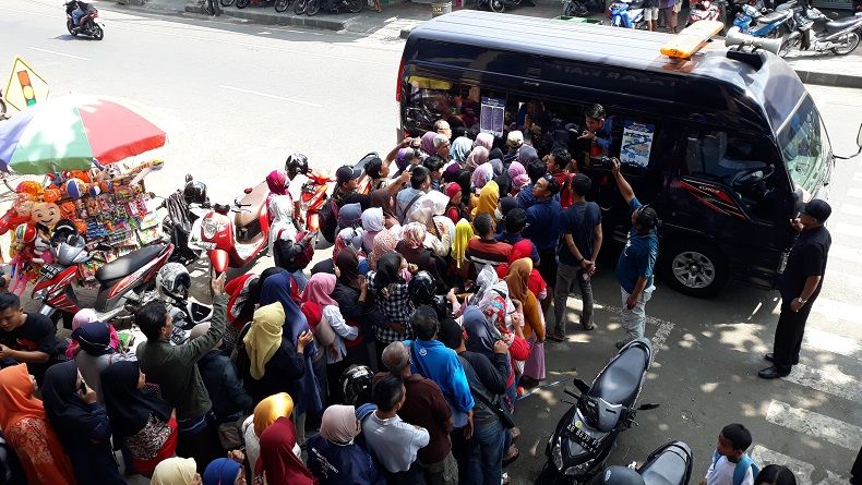 title Warga Kulonprogo Antusias Tukarkan Uang Pecahan Baru di Mobil BI Warga Kulonprogo Antusias Tukarkan Uang Pecahan Baru di Mobil BI