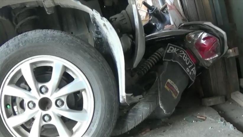 Diduga Baru Belajar Nyetir, Pelajar SMA Tabrak 2 Kios dan 3 Motor di Medan