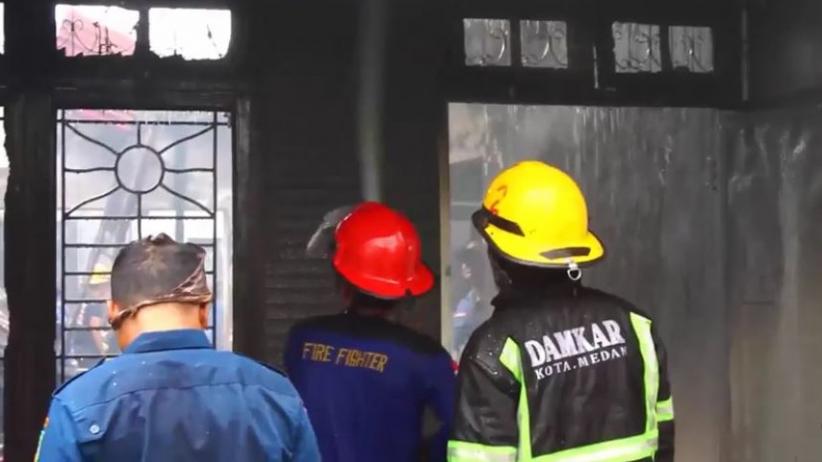 Teledor Bakar Sampah, 1 Unit Rumah Warga di Medan Ludes Dilalap Api