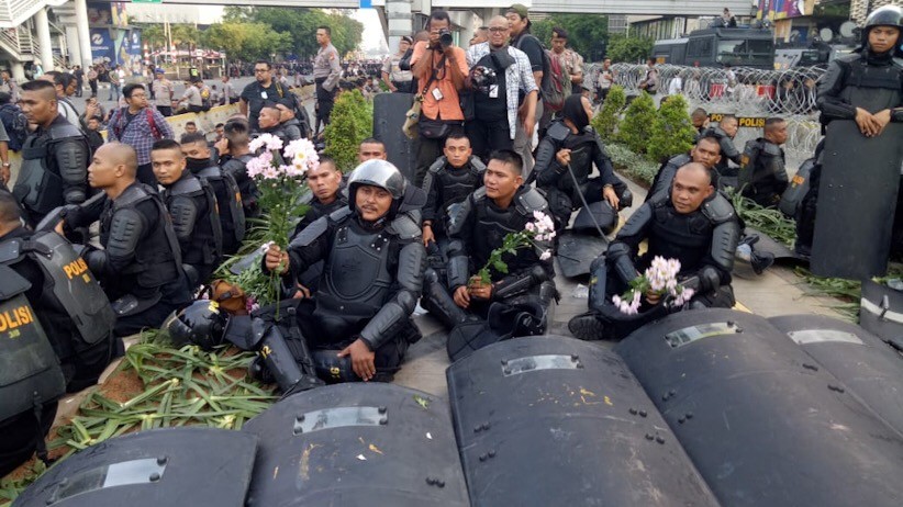Massa Aksi Bagikan Bunga untuk Polisi di Bawaslu - Bagian 2
