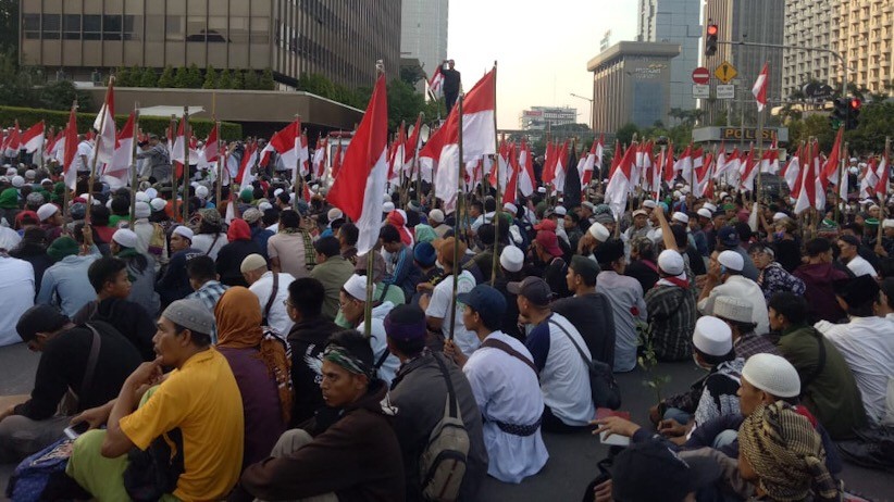 Massa Aksi Bagikan Bunga untuk Polisi di Bawaslu - Bagian 3