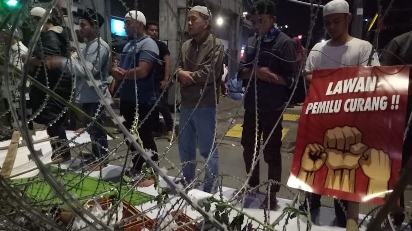 Massa Pendukung Prabowo Salat Tarawih Berjamaah di Jalan MH Thamrin - Bagian 4