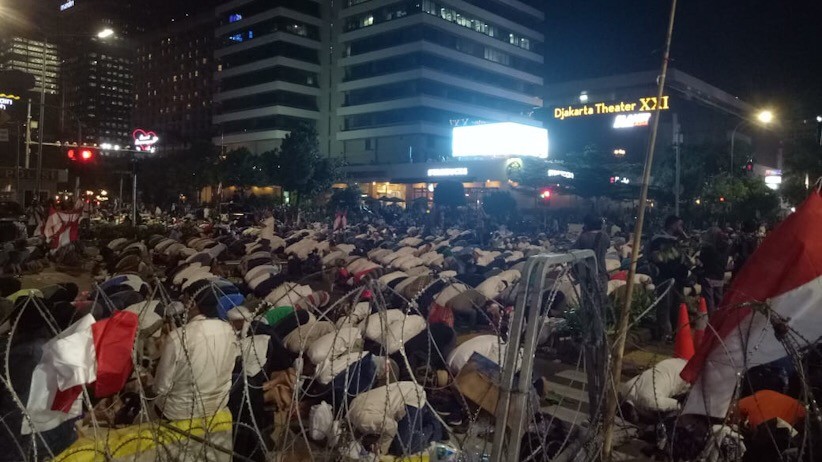 Massa Pendukung Prabowo Salat Tarawih Berjamaah di Jalan MH Thamrin - Bagian 3
