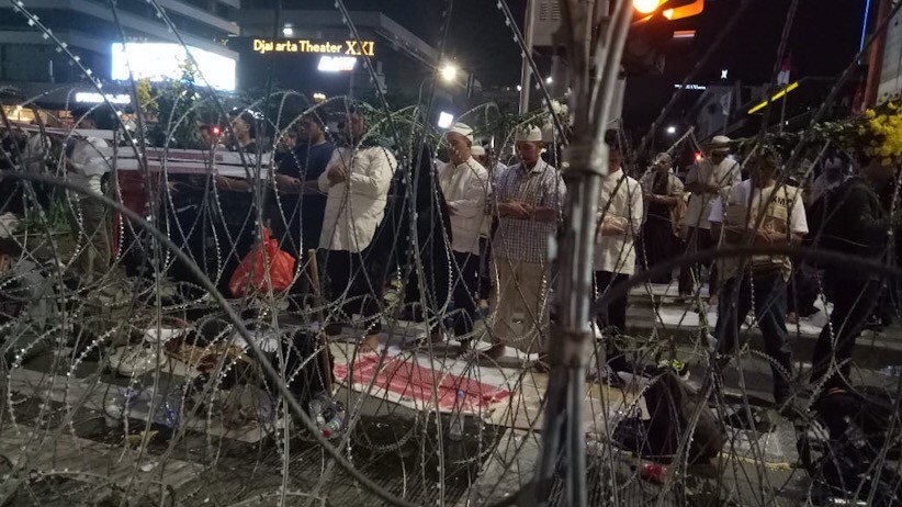 Massa Pendukung Prabowo Salat Tarawih Berjamaah di Jalan MH Thamrin - Bagian 2