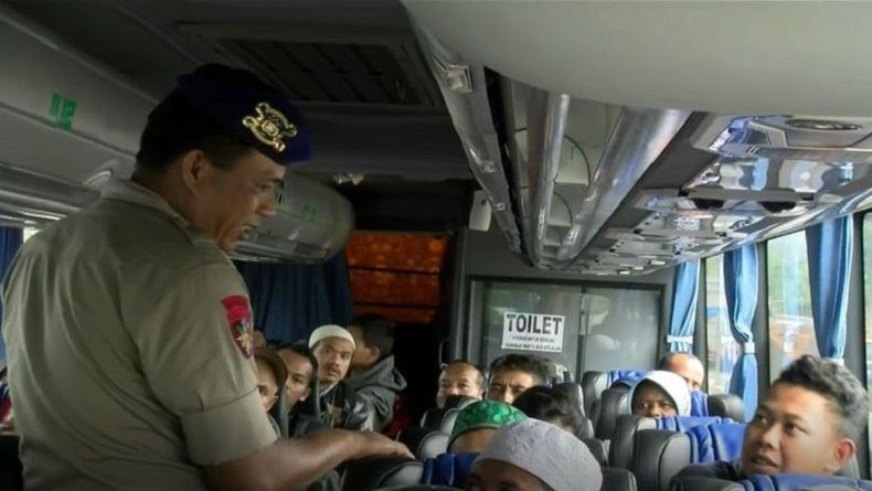 title Cegah Massa People Power, Polisi Razia Bus di Terminal Jombang Cegah Massa People Power, Polisi Razia Bus di Terminal Jombang