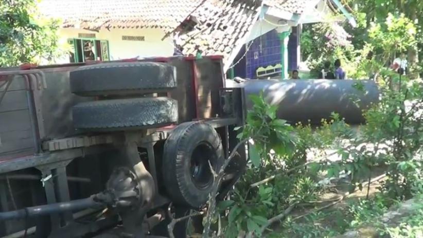Gagal Menanjak, Truk Tronton Mundur Terguling dan Tabrak Rumah Warga di Kendal