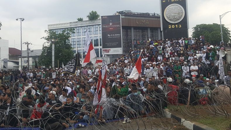 title Massa Gelar Aksi Unjuk Rasa di Depan Bawaslu Sumut Massa Gelar Aksi Unjuk Rasa di Depan Bawaslu Sumut