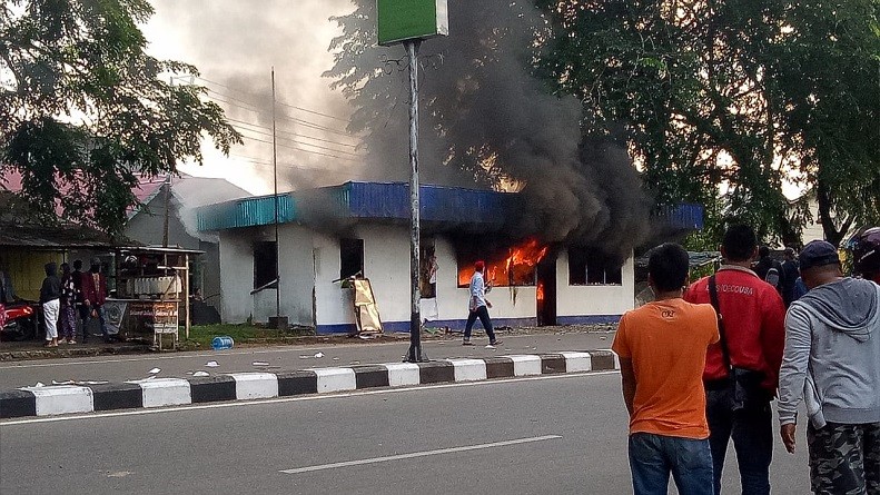 title Massa Tolak Hasil Pemilu di Pontianak Bakar Pos Polantas dan Lempar Mobil Polisi Massa Tolak Hasil Pemilu di Pontianak Bakar Pos Polantas dan Lempar Mobil Polisi