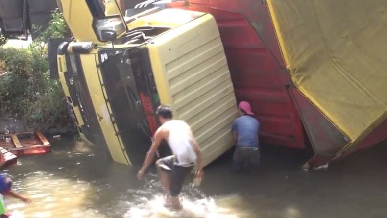 Truk Terbalik Di Sungai Warga Jombang Berebut Susu Kemasan Hanyut 5115