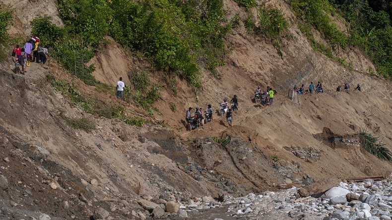 Sempat Putus Diterjang Banjir, Jalur Trans Palu-Kulawi Sudah Bisa Dilewati