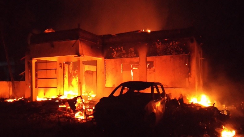 title Mapolsek Tambelengan Madura Dibakar Massa Mapolsek Tambelengan Madura Dibakar Massa