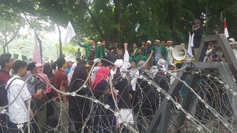 Unjuk Rasa GNKR di Medan Berlanjut, Massa Kepung Kantor DPRD Sumut
