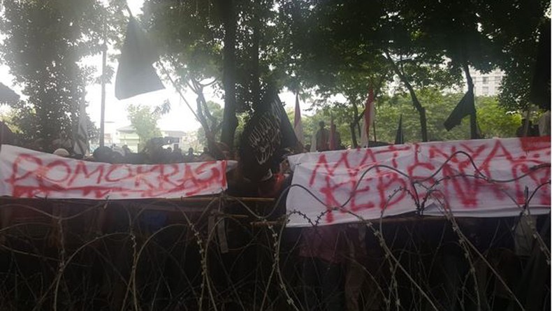 Demo di Kantor DPRD Sumut, GNKR Sumut Bawa 2 Keranda Mayat