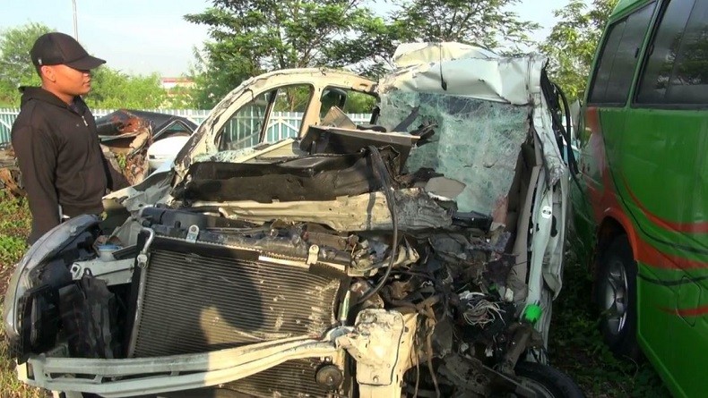 Minibus Suzuki Ertiga Tabrak Truk di Tol Cipali Subang, 2 Warga Cilacap Tewas