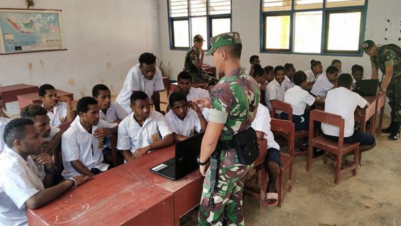 Satgas Yonif 725 Ajari Pelajar SMP di Keerom Papua Operasionalkan Komputer