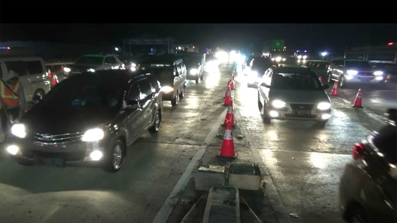 title H-10 Lebaran, Antrean Kendaraan Mengular di Gerbang Tol Cikarang Utama H-10 Lebaran, Antrean Kendaraan Mengular di Gerbang Tol Cikarang Utama