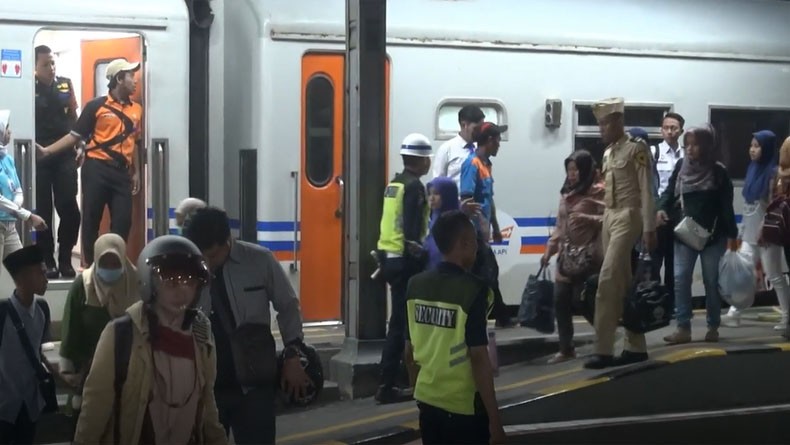 title Ribuan Pemudik Tiba di Stasiun Tegal, Puncak Arus Mudik Diprediksi H-2 Lebaran Ribuan Pemudik Tiba di Stasiun Tegal, Puncak Arus Mudik Diprediksi H-2 Lebaran