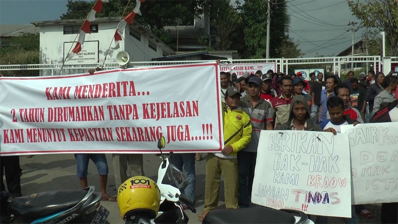 Tuntut Gaji dan THR, Ratusan Karyawan Blokade Pintu ...