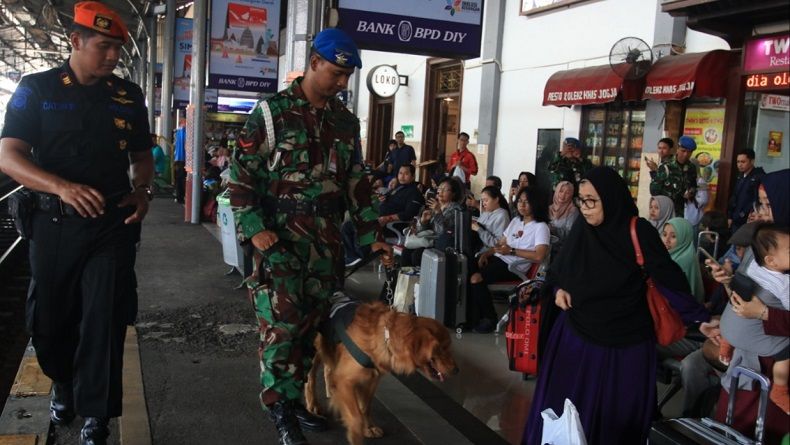 title Antisipasi Teror, Anjing Pelacak TNI - Polri Sisir Stasiun Yogyakarta Antisipasi Teror, Anjing Pelacak TNI - Polri Sisir Stasiun Yogyakarta