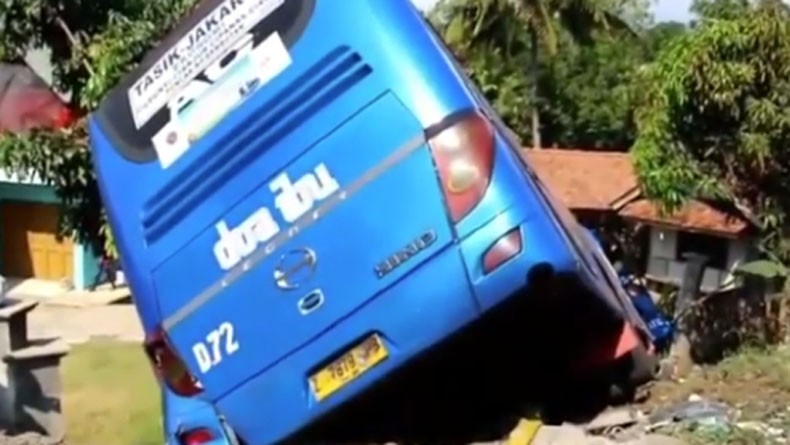 title Hilang Kendali, Bus Doa Ibu Tabrak Bus Budiman di Garut, 3 Orang Luka Hilang Kendali, Bus Doa Ibu Tabrak Bus Budiman di Garut, 3 Orang Luka