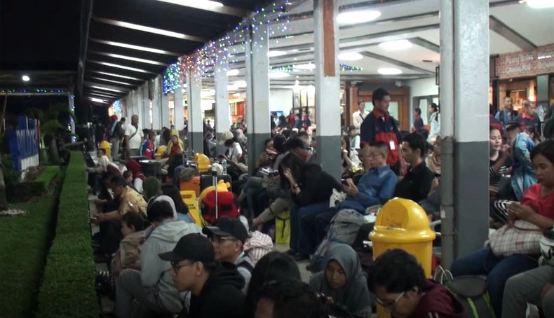 KA Lodaya Anjlok di Nagreg, Penumpang Menumpuk di Stasiun Bandung