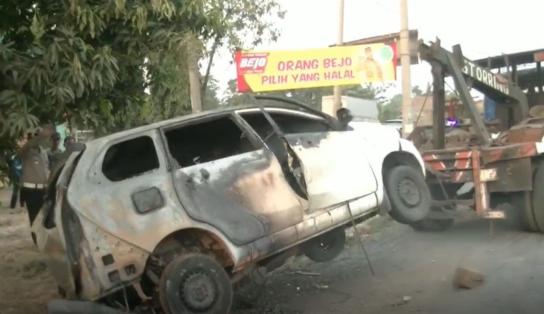 Avanza Tabrak 2 Motor Pemudik akibat Pecah Ban di Subang, 4 Tewas Terpanggang