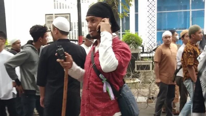 title Polisi Tangkap Pelempar Botol pada Aksi GNKR di Medan Polisi Tangkap Pelempar Botol pada Aksi GNKR di Medan