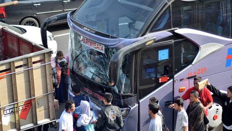 2 Bus, 1 Truk dan 4 Minibus Tabrakan Beruntun di Tol Krapyak-Jatingaleh Semarang