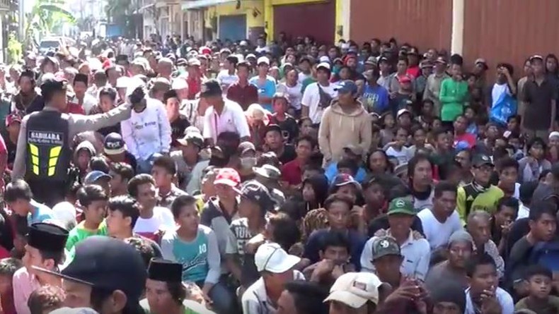 Ribuan Warga Surabaya Rela Antre Berdesakan 2 Jam Demi Dapat Zakat Rp50.000