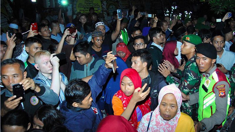 Minggu Pagi, Pelayat Terus Berdatangan ke Rumah Duka di Cikeas Bogor