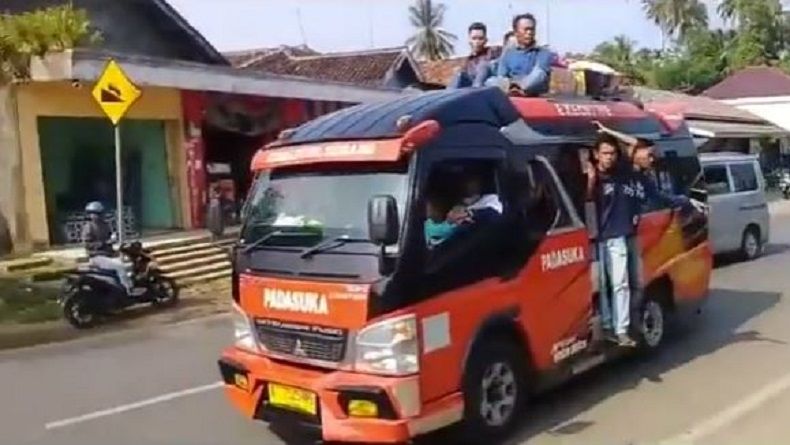 Banyak Pemudik di Pelosok Pandeglang Nekat Duduk di Atap Bus