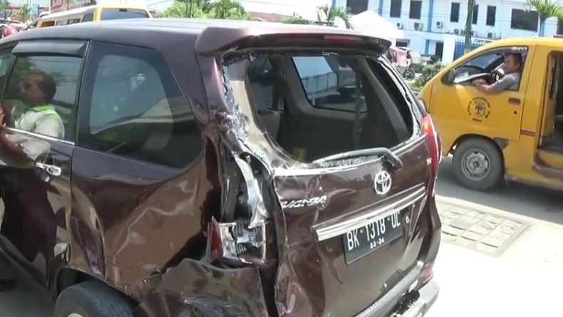 Rem Blong, Truk Tabrak Minibus di Medan