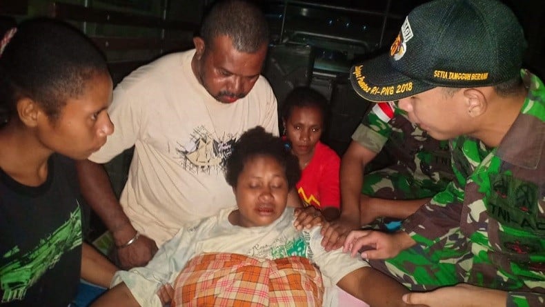 Satgas Yonif 725 Evakuasi Ibu Hamil yang Alami Ketuban Pecah di Keerom Papua