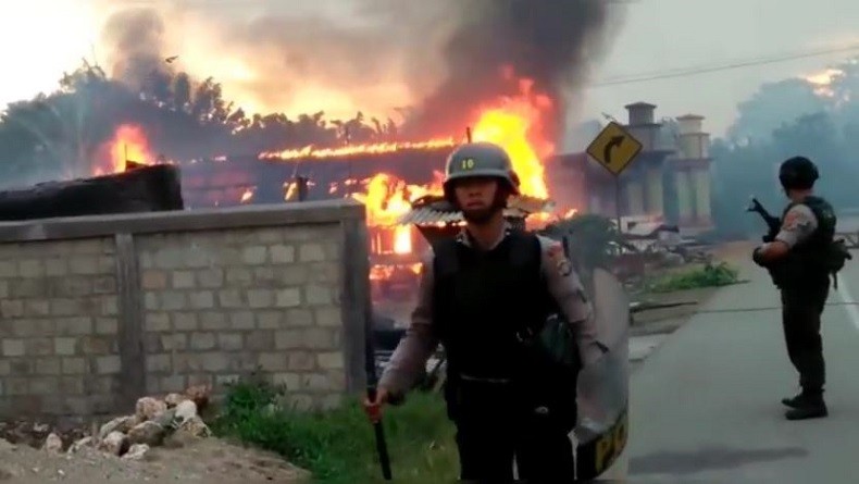Warga 2 Desa di Kabupaten Buton Sultra Bentrok, Puluhan Rumah Hangus Terbakar