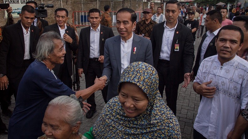 Mudik Bersama Keluarga Ke Solo Jokowi Saksikan Pembagian Sembako Di