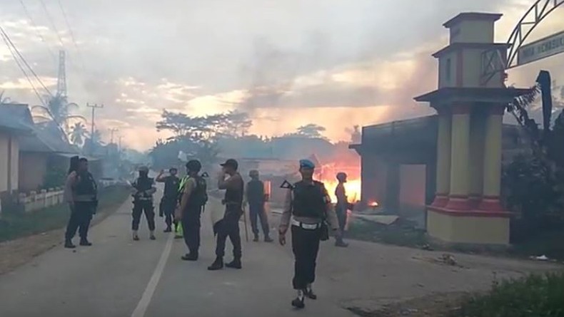 Update Bentrok 2 Desa di Buton Sultra, 87 Rumah Terbakar dan 600 Warga Mengungsi