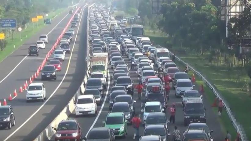 Lebaran Hari Kedua Jalur Puncak Macet, One Way Diberlakukan Hingga Minggu