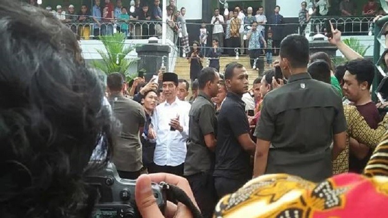 Jokowi Bersama Anak dan Cucunya Salat di Masjid Syuhada Yogyakarta